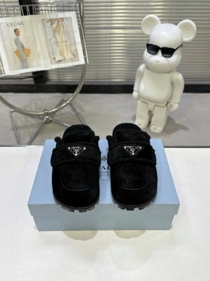 Prada Fall/Winter 2025 New Fur Mule Slippers Triangle Buckle Bread Head Semi-Slippers - KFY00270